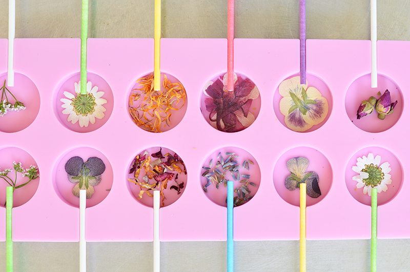 Easy-DIY-Lollipops-With-Edible-Flowers-click-through-for-recipe2